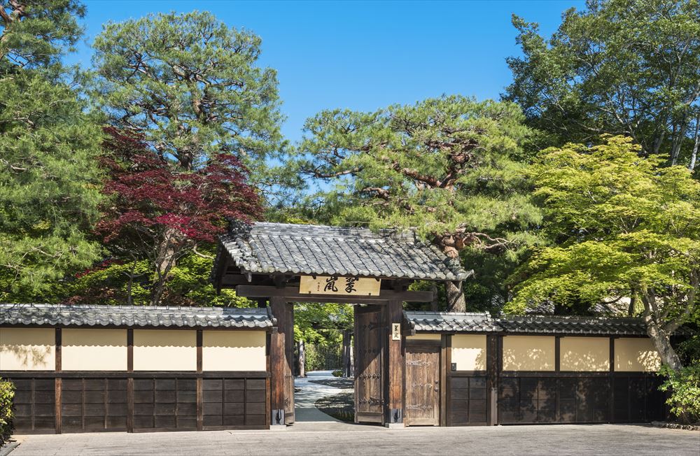 Suiran, a Luxury Collection Hotel, Kyoto_The main gate of the hotel welcomes all. Feel the beauty of Japanese tradition in this structure imbued with the spirit of the Meiji era.